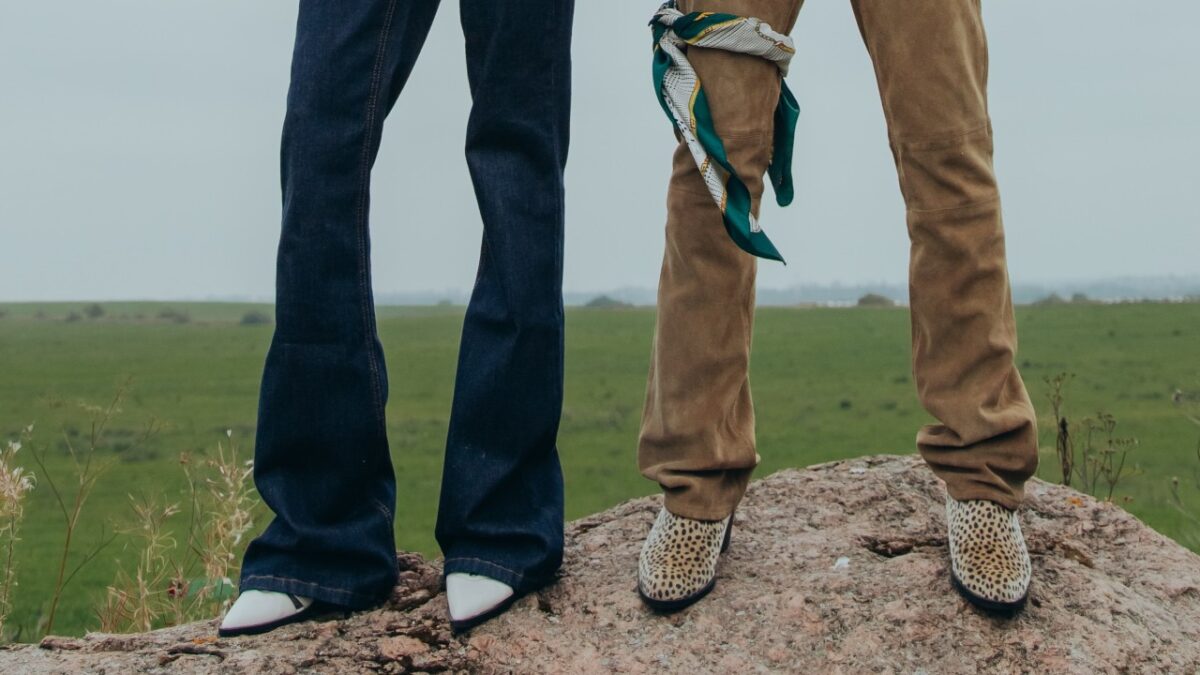 Come indossare i Pantaloni a zampa: 5 abbinamenti perfetti. Idee da copiare!