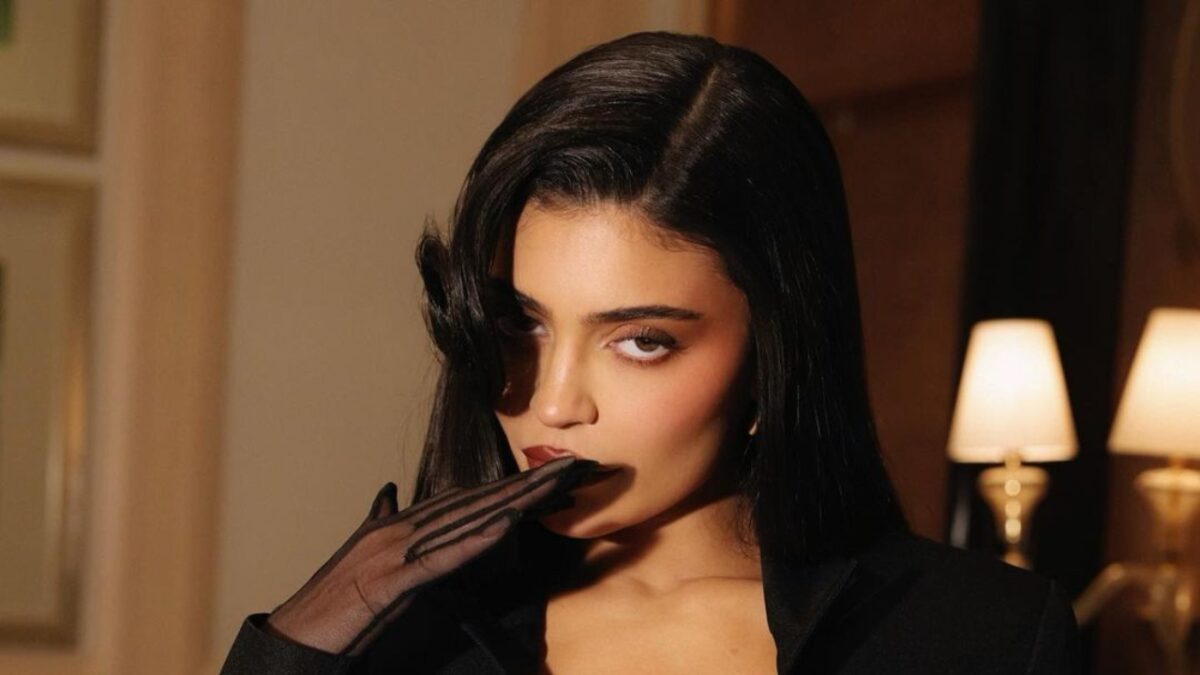 Parigi Haute couture: Kylie Jenner infiamma i social con l’abito sexy fatto di cinghie