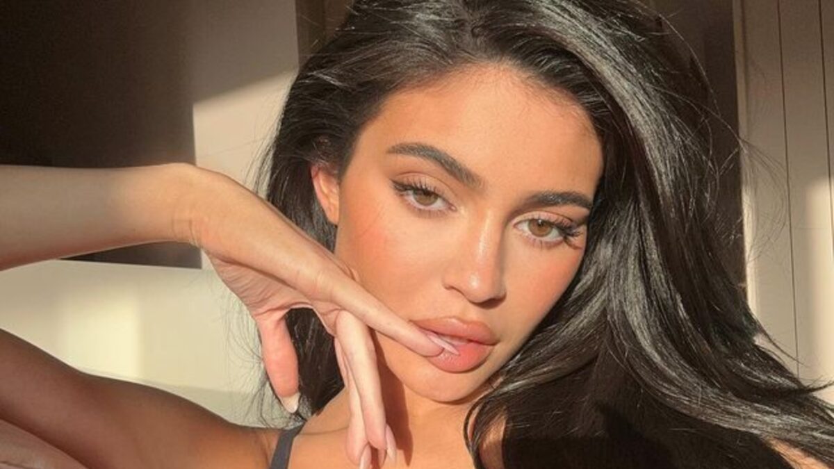 Parigi Haute couture: Kylie Jenner infiamma i social con l’abito sexy fatto di cinghie