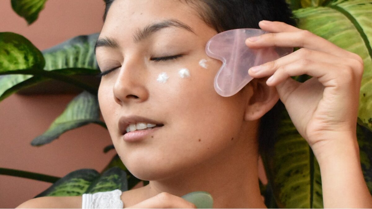 Viso gonfio al mattino: 5 beauty tool ad azione drenante e decongestionante
