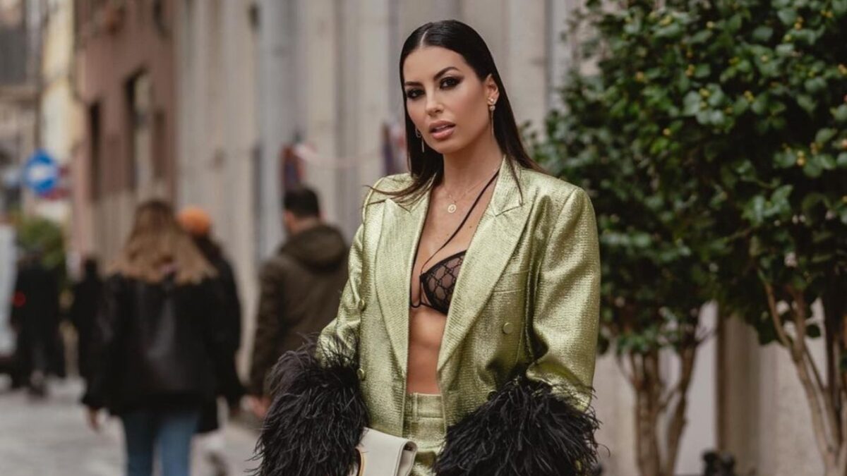 Elisabetta Gregoraci bomba sexy: alla sfilata milanese di Gucci osa con un reggiseno dall’effetto vedo non vedo