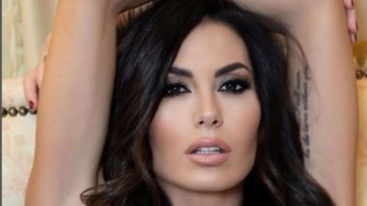 Elisabetta Gregoraci festeggia il compleanno con il mini dress rosa confetto: infuoca il web!