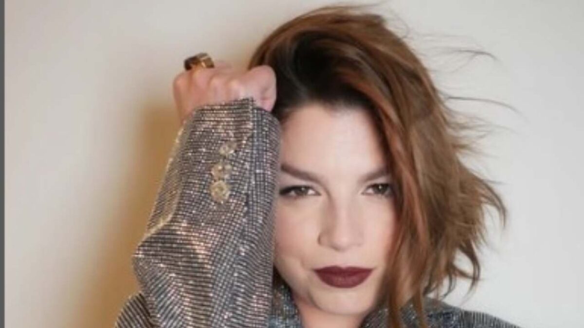 Emma Marrone, una dark lady alla Milano Fashion Week: il top a rete lascia i Fan a bocca aperta!