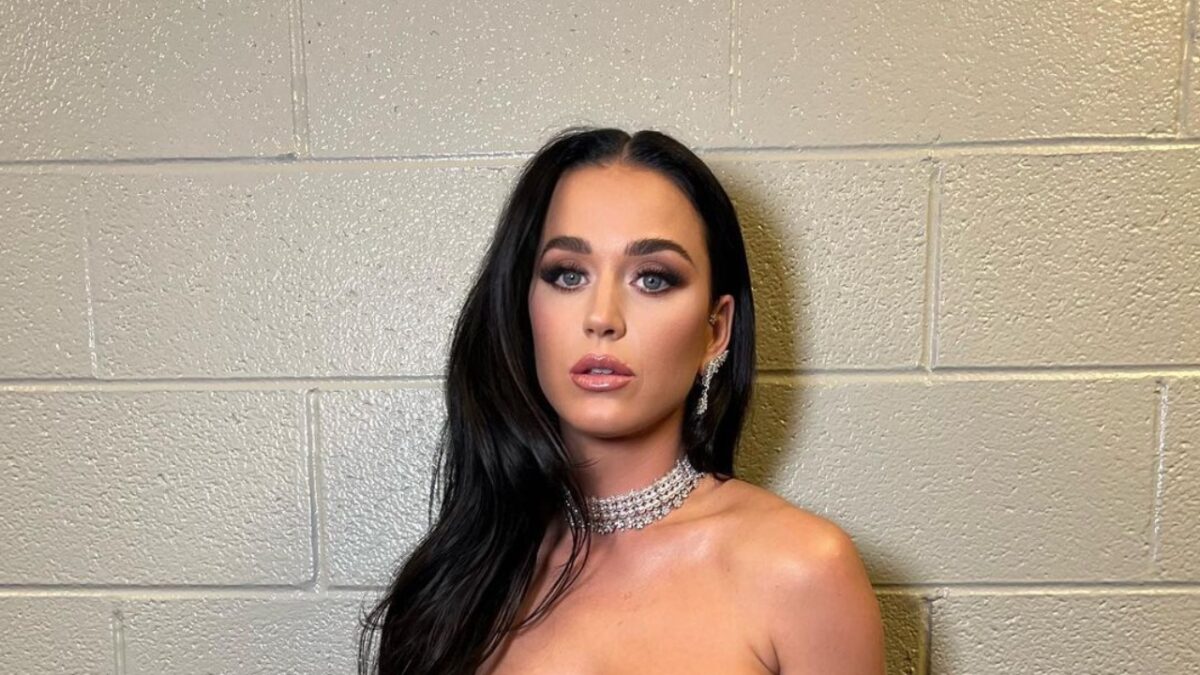 Katy Perry incanta i fan con il look total gold sul red carpet