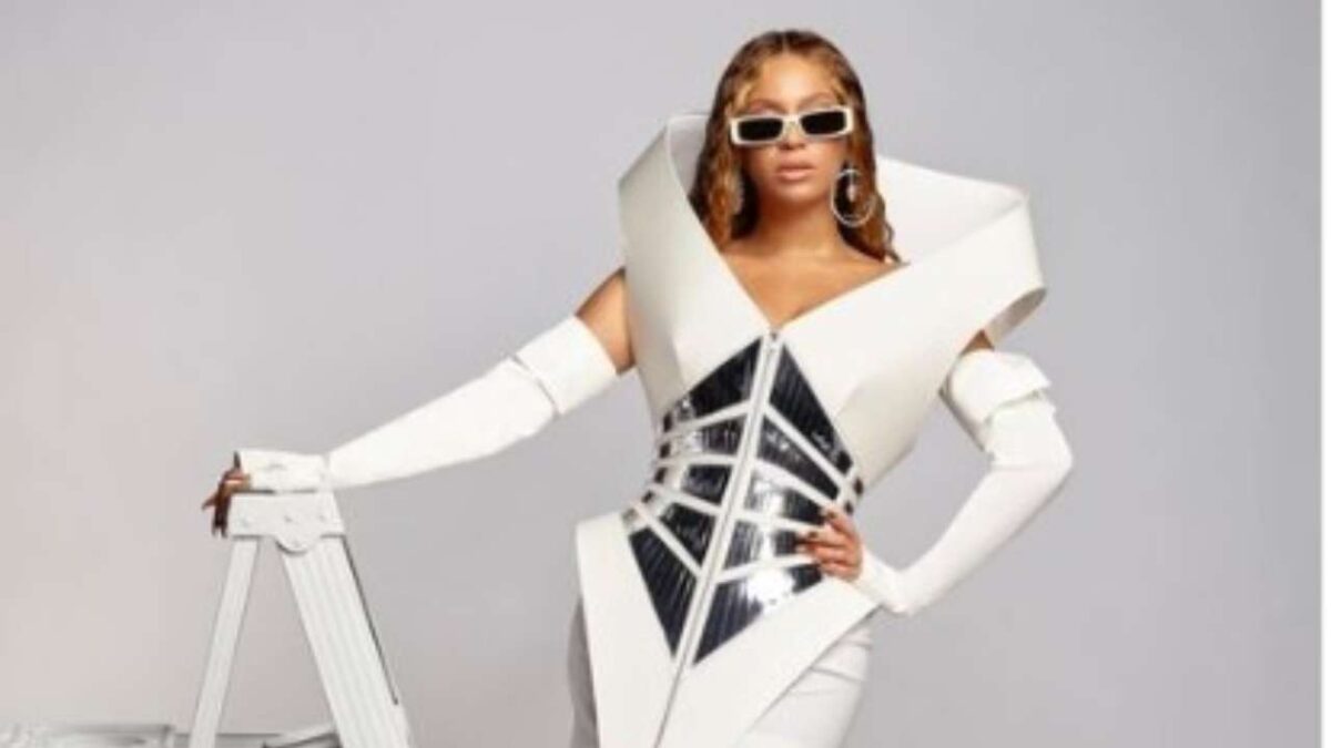 Beyoncé trionfa ai Grammy Awards 2023: il look metallizzato fa impazzire i Fan!