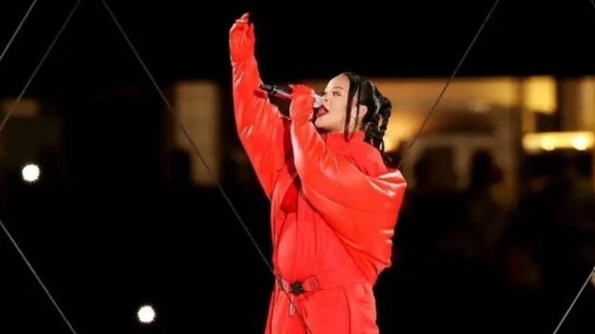 Rihanna infiamma il Super Bowl: l’annuncio della Gravidanza e il lancio dell’iconico Rossetto Fenty!