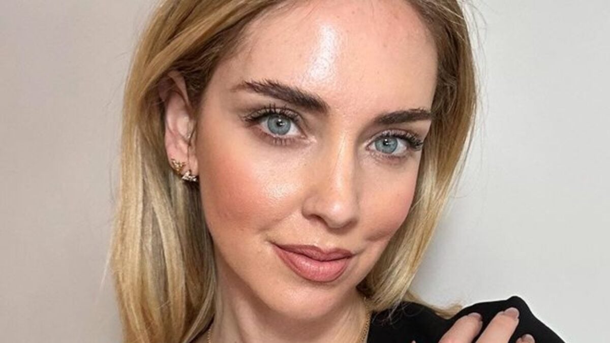 Chiara Ferragni infiamma i social con il completo sexy dall’effetto vedo non vedo