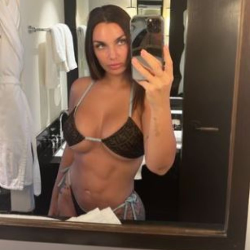Galleria foto 'Elettra Lamborghini super hot, il micro bikini Fendi manda i Fan in delirio!' - foto 1