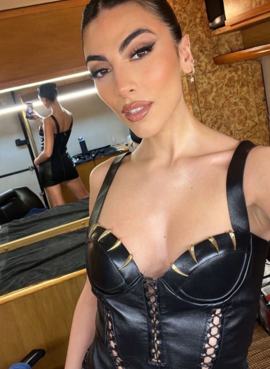 Galleria foto 'Giulia Salemi, look sexy e ‘graffiante’ al Gf Vip col miniabito in pelle decorato d’artigli!' - foto 1