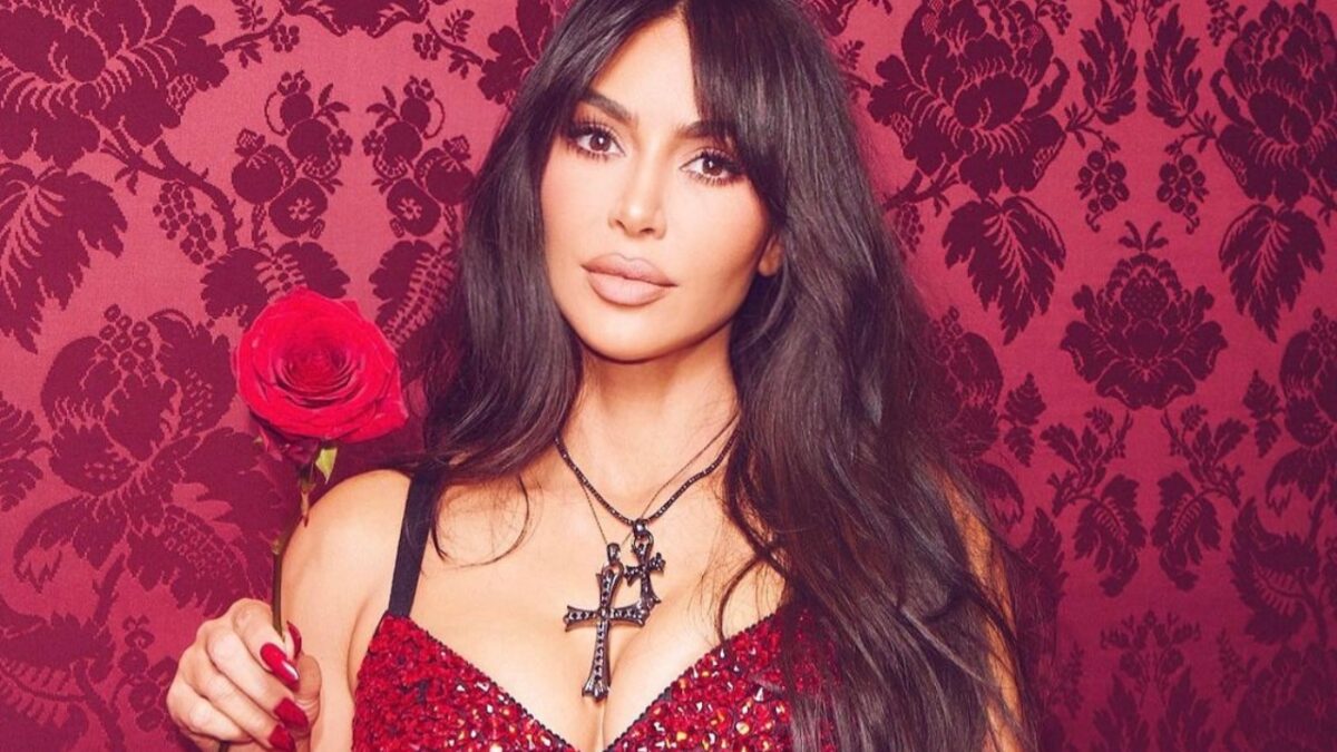 Kim Kardahsian ipersensuale alla sfilata di Dolce & Gabbana con il reggiseno coperto di strass