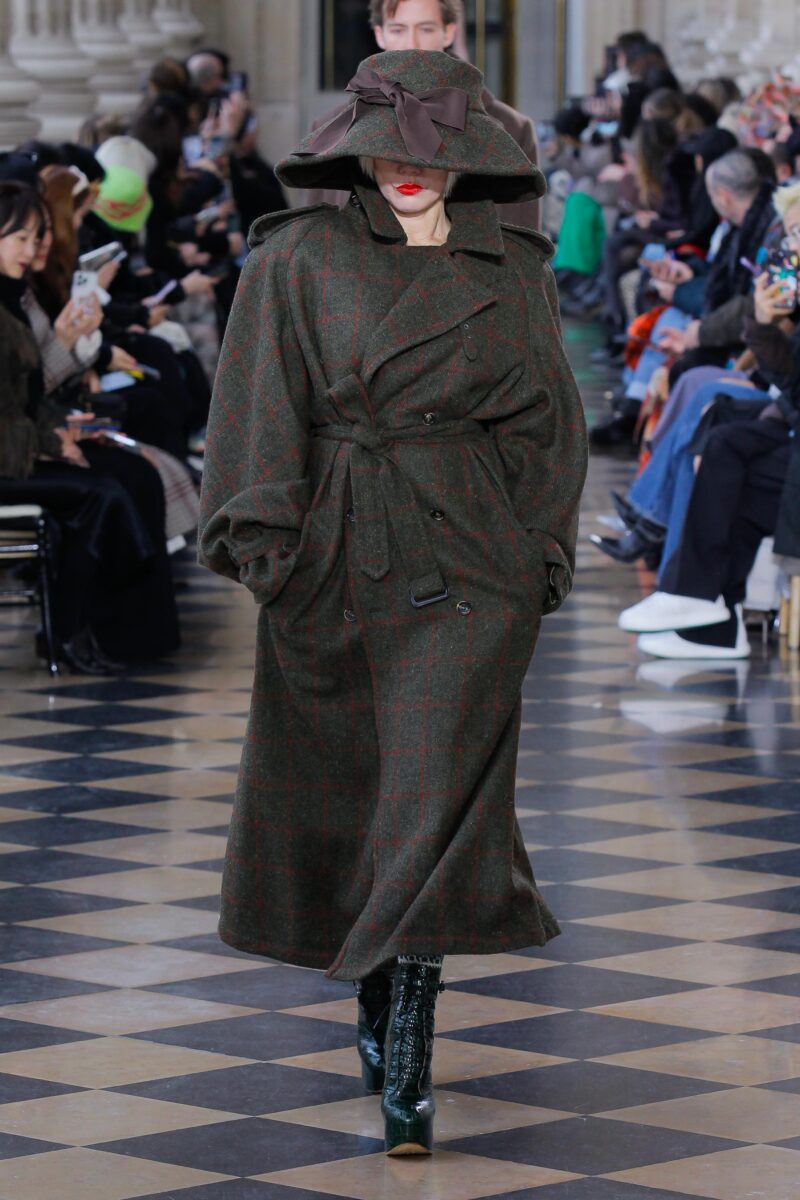 Galleria foto 'Vivienne Westwood, il meglio dalle sfilate Parigine: 5 Capi e Accessori per l’autunno-inverno 23-24' - foto 4