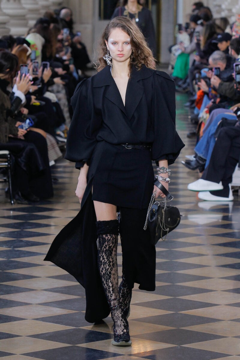 Galleria foto 'Vivienne Westwood, il meglio dalle sfilate Parigine: 5 Capi e Accessori per l’autunno-inverno 23-24' - foto 6