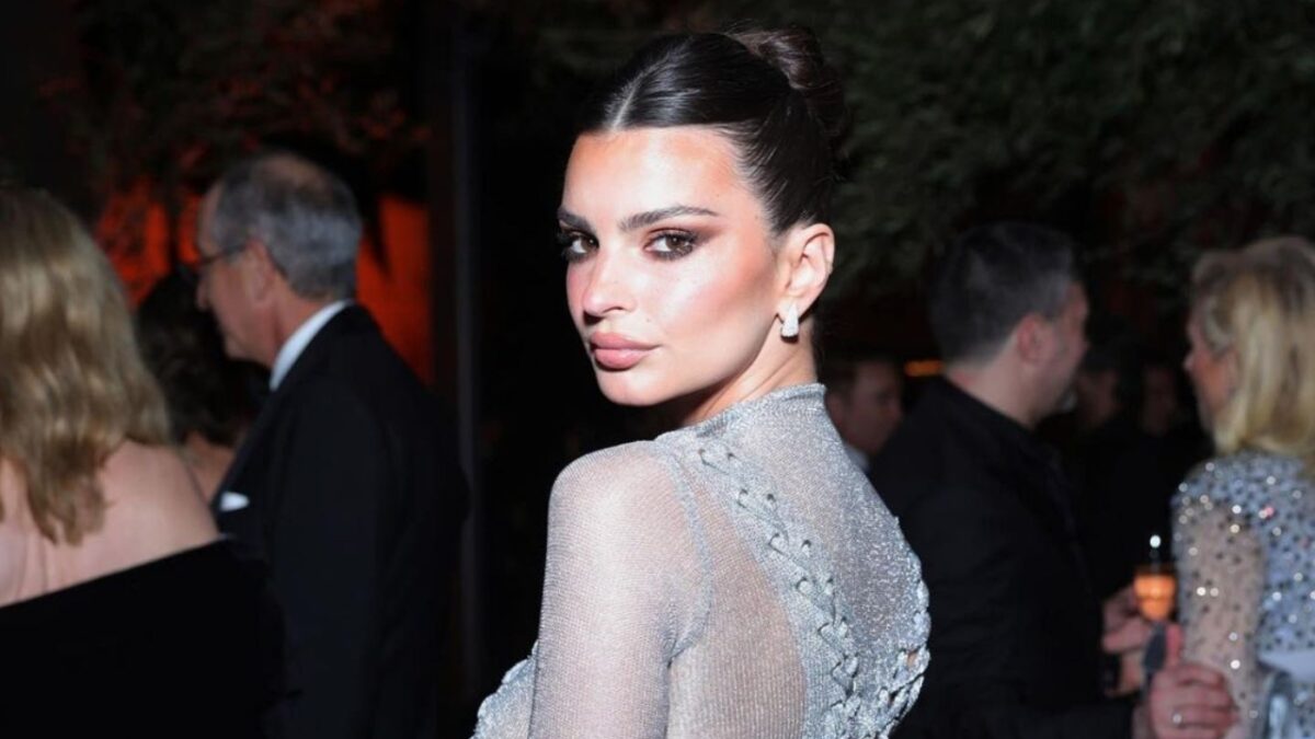 Emily Ratajkowski sconvolge i fan con un cambio look davvero estremo. È irriconoscibile!