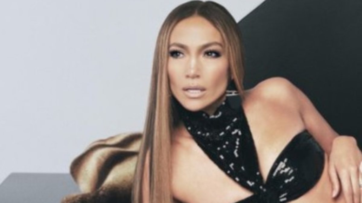 Jennifer Lopez, Diva con l’abito metallizzato: il maxi spacco è Super sexy!