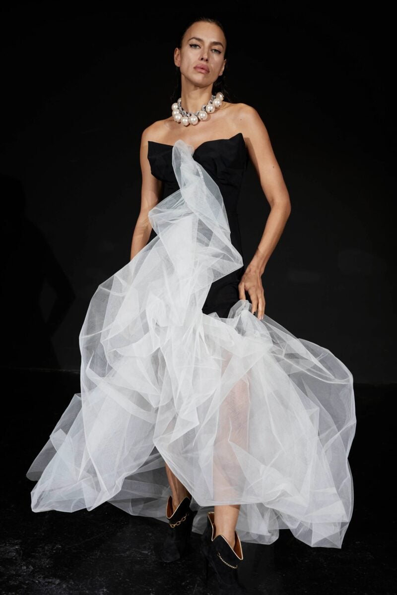 Galleria foto 'Vivienne Westwood, il meglio dalle sfilate Parigine: 5 Capi e Accessori per l’autunno-inverno 23-24' - foto 2