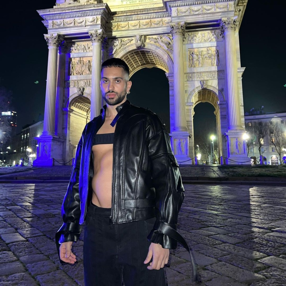 Galleria foto 'Mahmood veste Mugler: il suo outfit super sexy lascia i fan a bocca aperta!' - foto 1