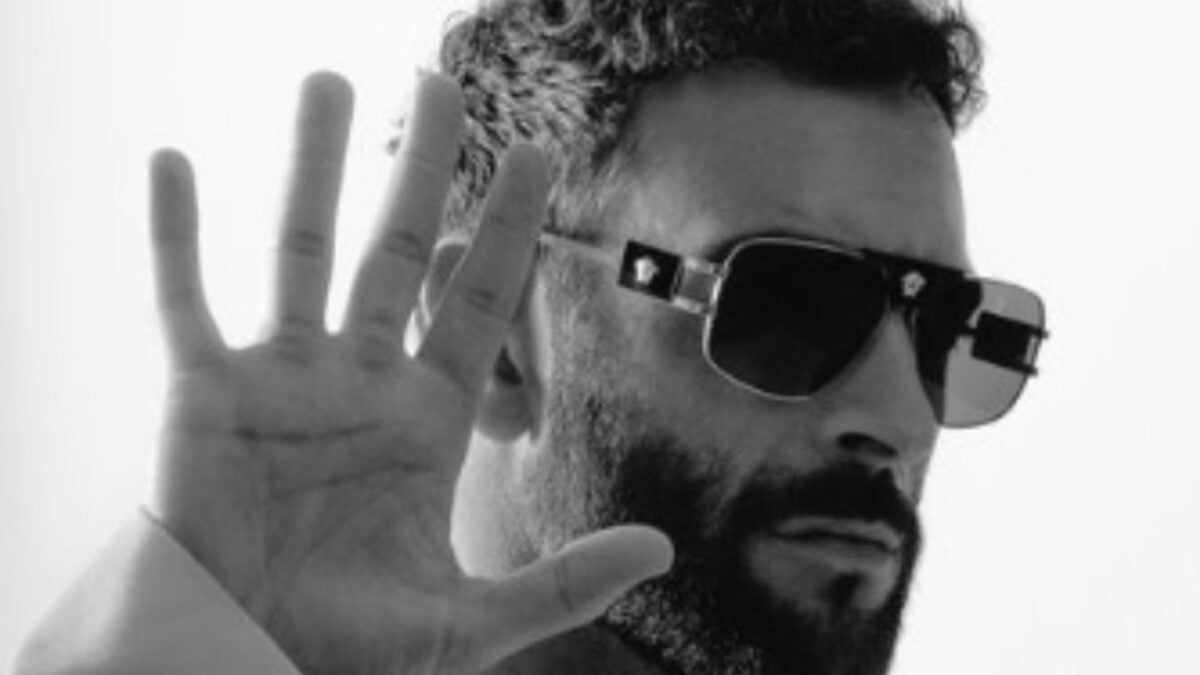 Marco Mengoni, versione extra Dark per la sfilata di Versace: la Canotta luccicante è un Must!