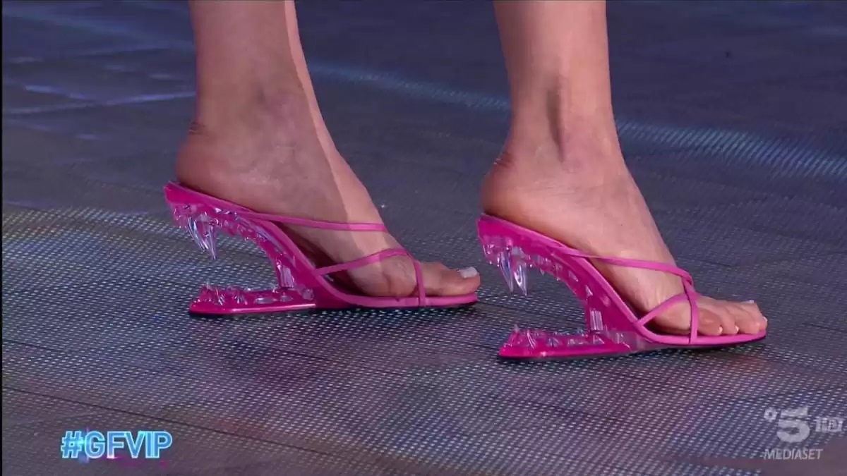 Galleria foto 'Giulia Salemi, il look “pericoloso” per la semifinale del GF VIP: il dettaglio della scarpa lascia sconvolti!' - foto 1