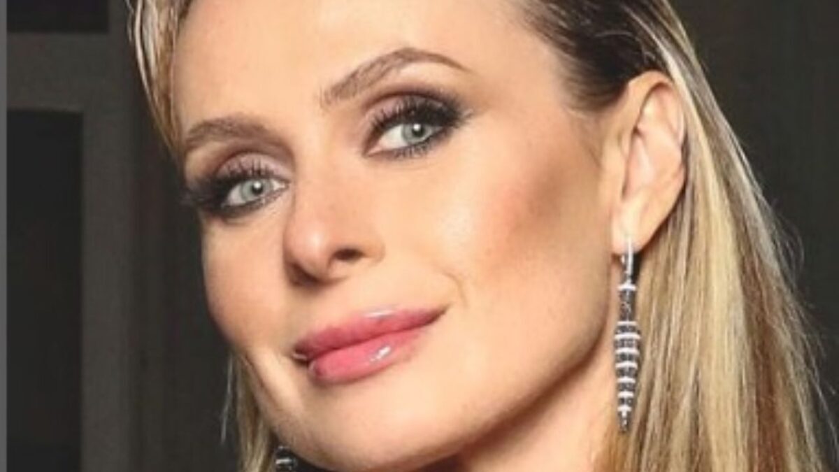 Galleria foto 'Serena Autieri si esibisce nel Moulin Rouge: Super Sexy con il body tempestato di cristalli!' - foto 1