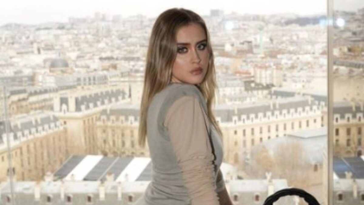 Valentina Ferragni, a Disneyland Paris con il look a tema: Cappotto Teddy e orecchie da Minnie