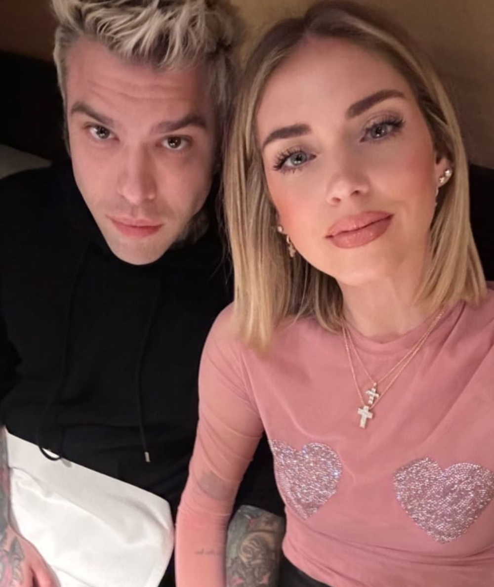 Galleria foto 'Chiara Ferragni a cena con Fedez è sensuale con la maglia trasparente' - foto 2