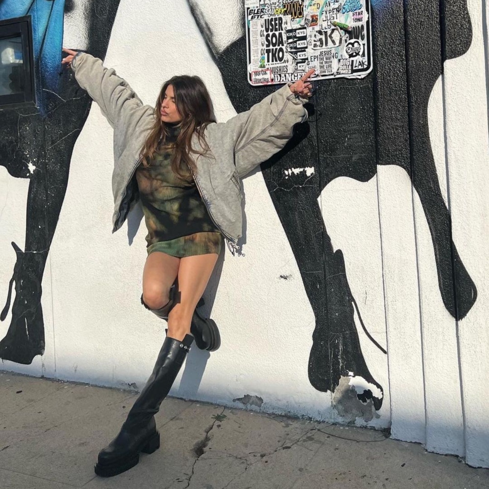 Galleria foto 'Sexy look di Primavera per Elisabetta Canalis: la Giacca di Jeans sul Minidress fa impazzire i Fan!' - foto 1
