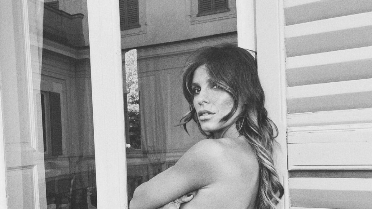 Elisabetta Canalis super hot, l’ex velina infiamma i social con le foto senza veli