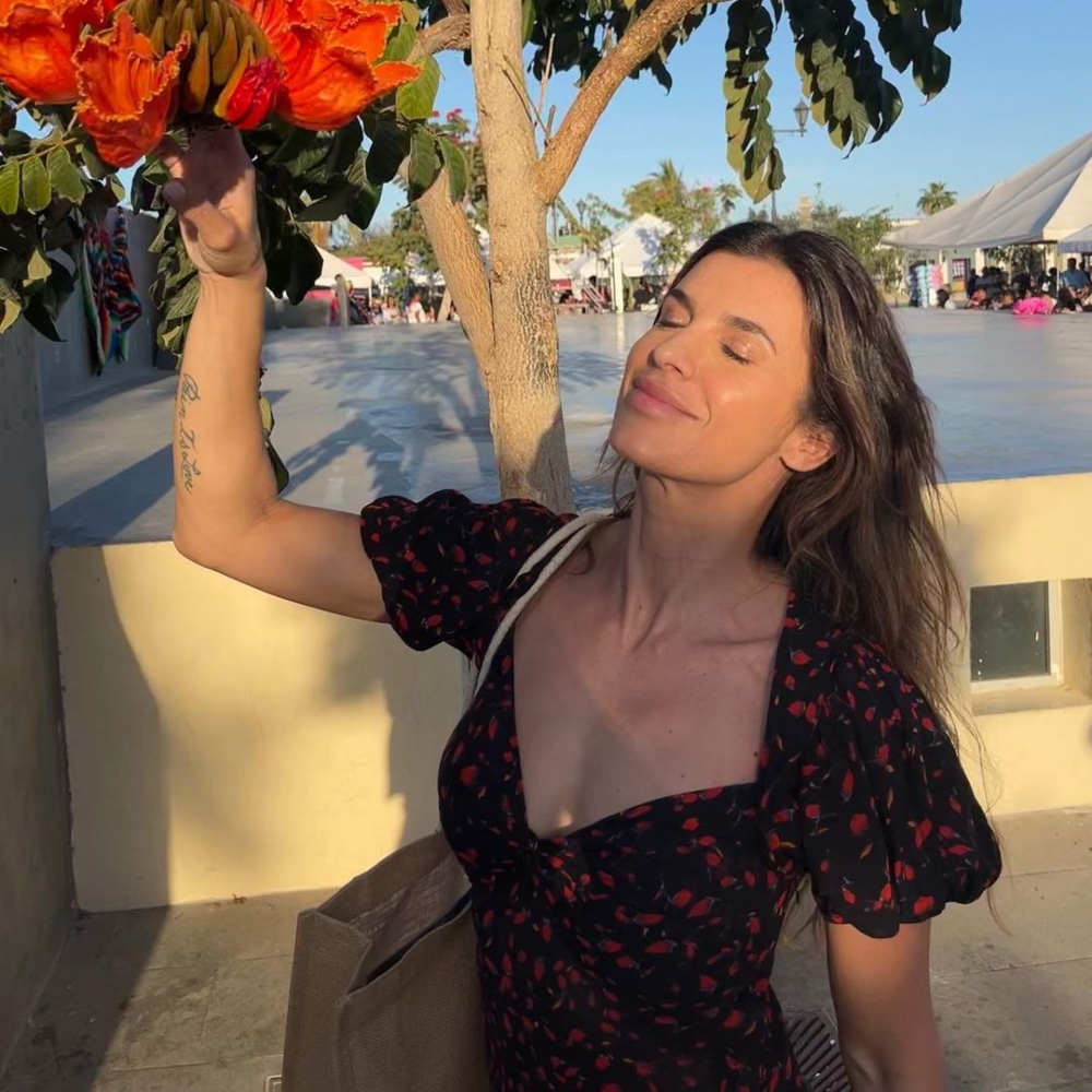 Galleria foto 'Elisabetta Canalis super sensuale: l’abito floreale con maxi spacco è mozzafiato' - foto 1