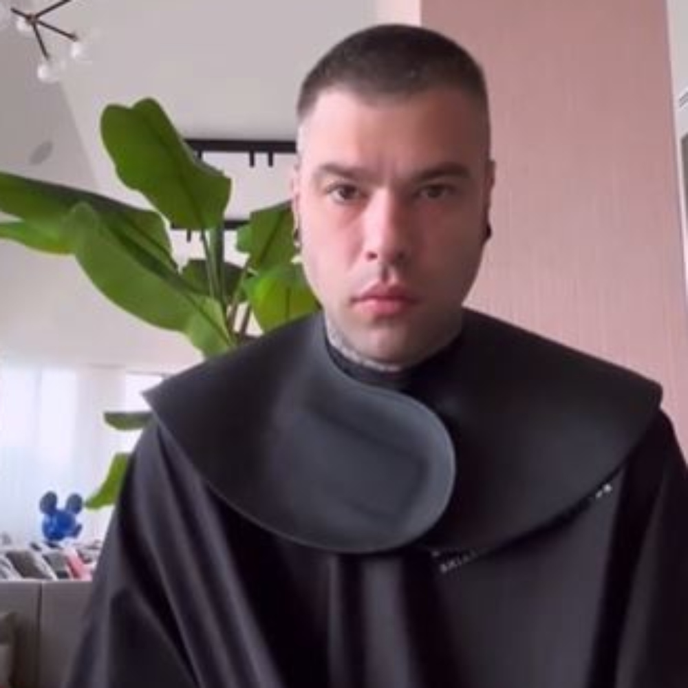 Galleria foto 'Fedez rasa a zero i Capelli, il cambio di look preoccupa i Fan!' - foto 2