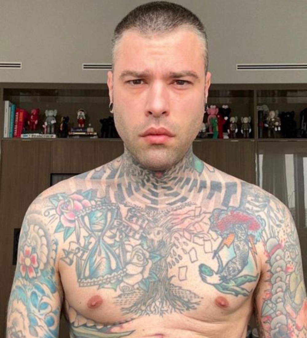 Galleria foto 'Fedez rasa a zero i Capelli, il cambio di look preoccupa i Fan!' - foto 3