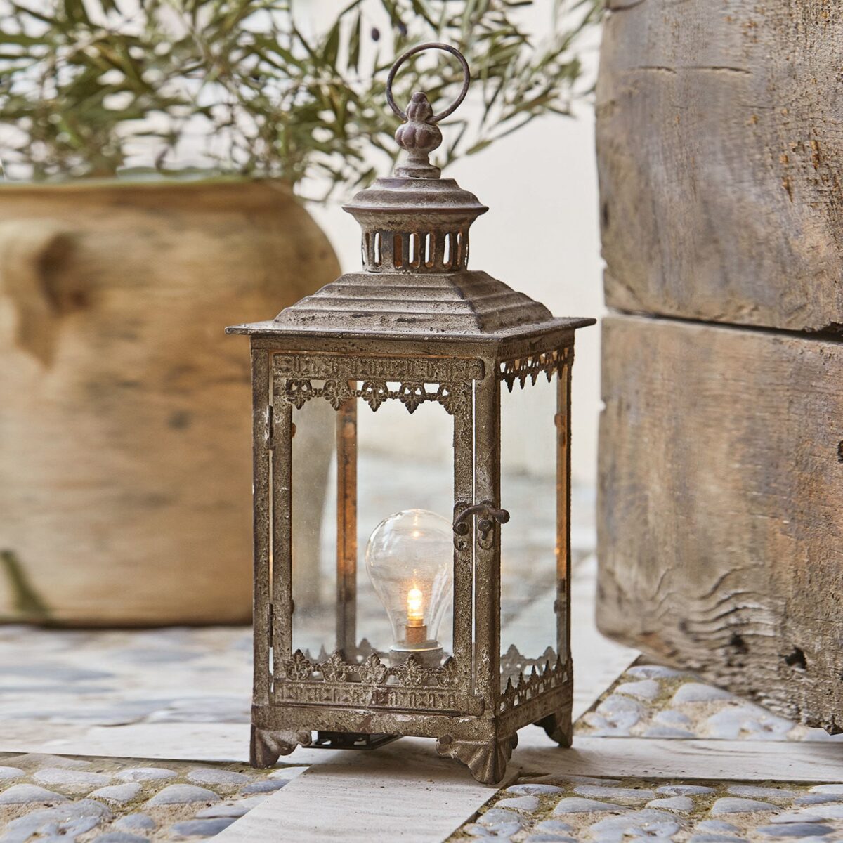 Galleria foto '6 Lanterne da Esterni per creare un’atmosfera magica nel tuo Giardino' - foto 1