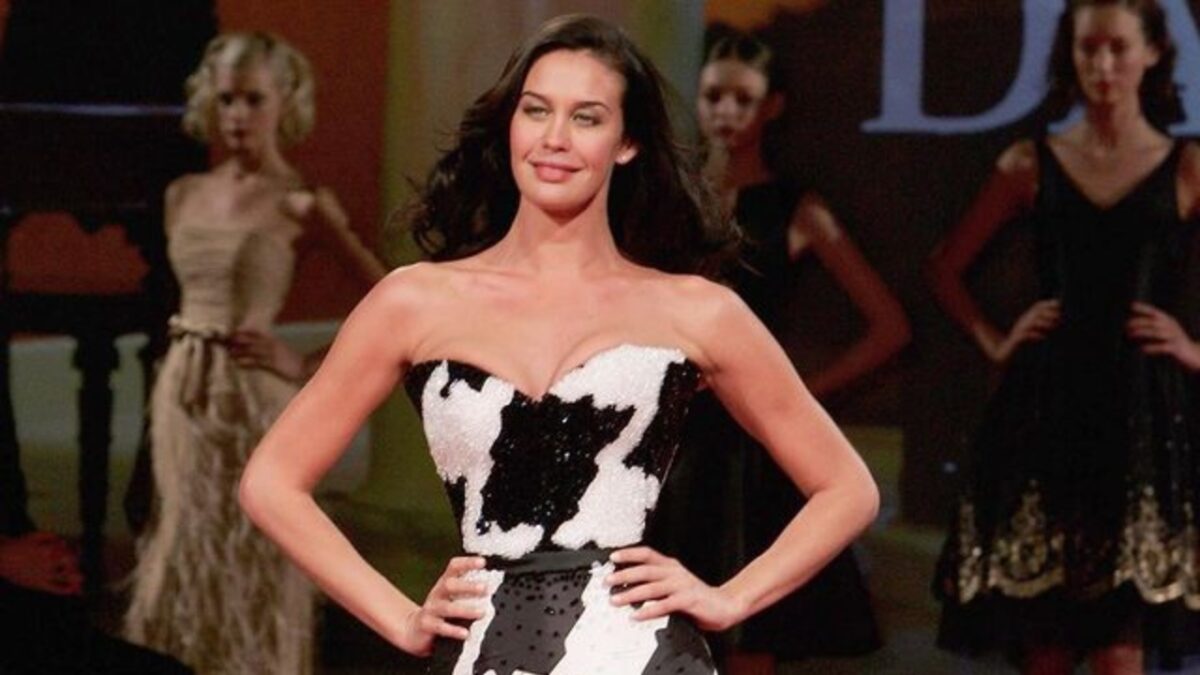 Megan Gale lascia senza parole: dopo 15 anni d’assenza la modella torna a sfilare. Ecco com’è diventata