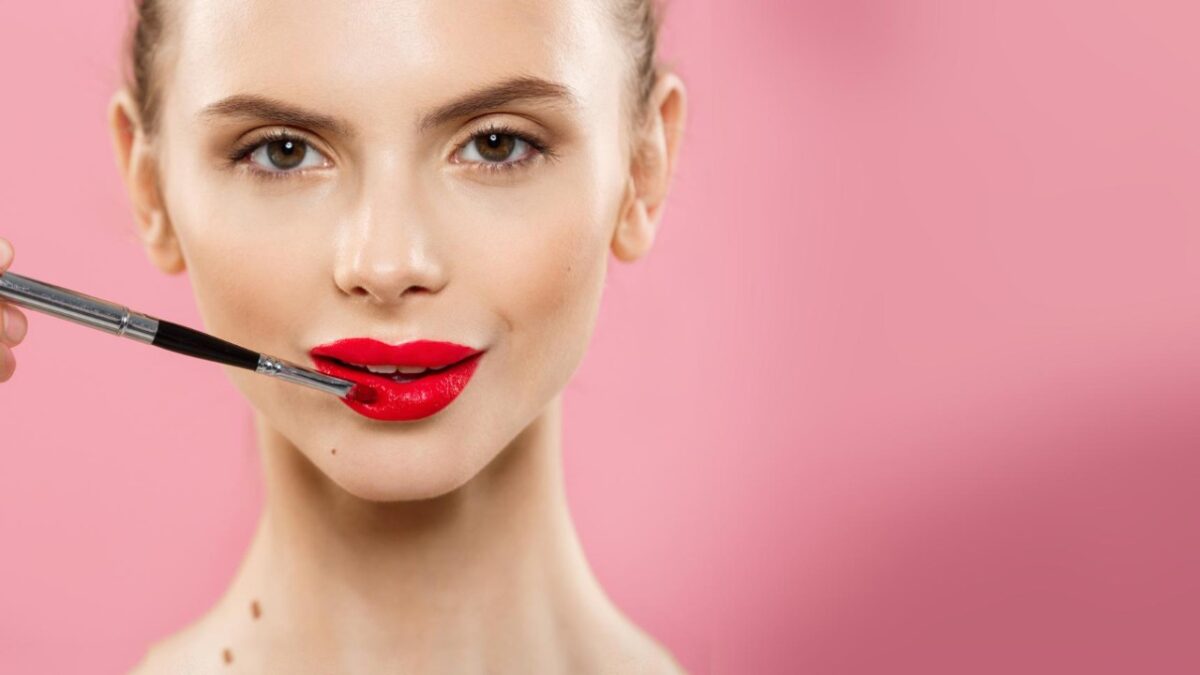 Labbra corallo: 6 rossetti e gloss nel rosso più trendy del momento!