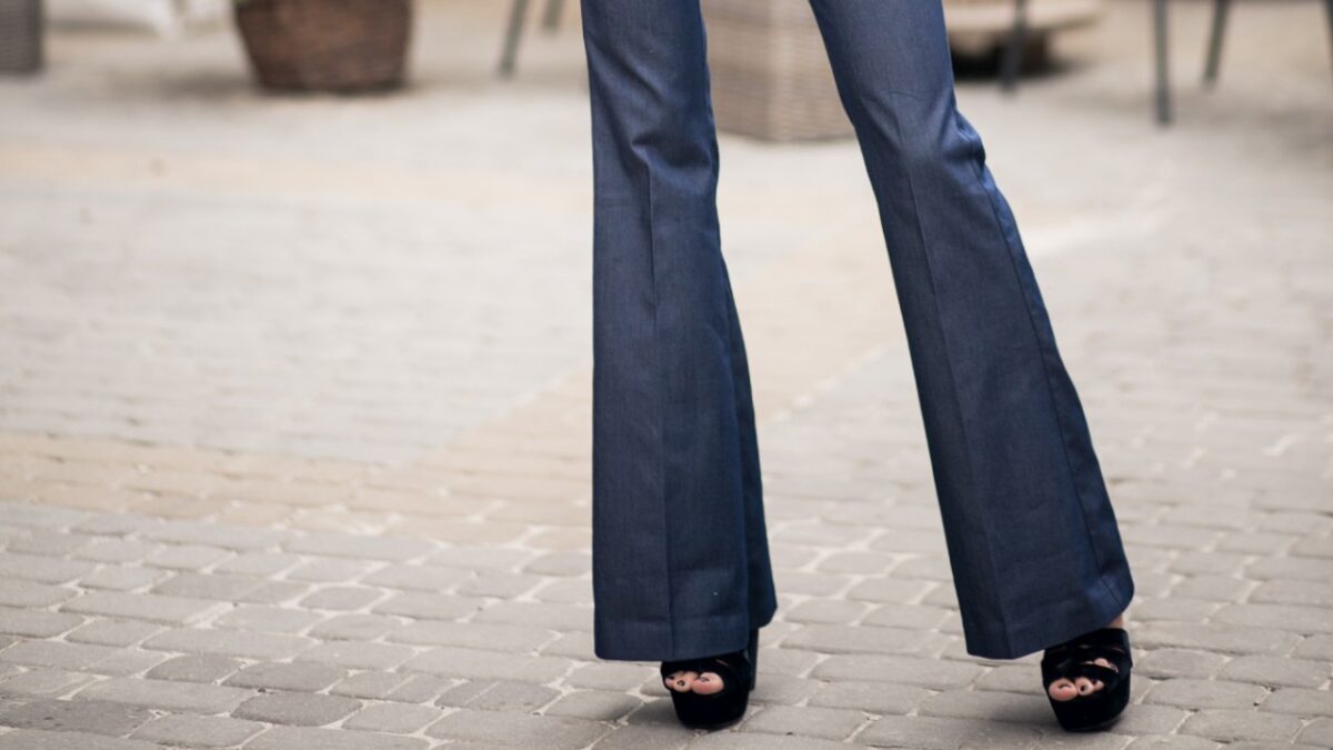 I Pantaloni a zampa da avere nel guardaroba sono proprio questi!