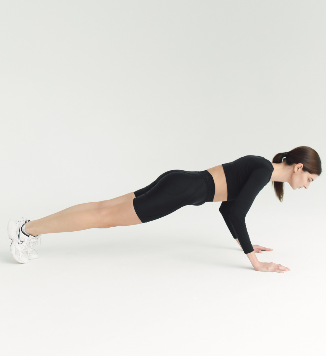 Galleria foto 'Pancia scolpita e fondoschiena da urlo come Michelle Hunziker: 3 semplici esercizi da fare a Casa' - foto 3