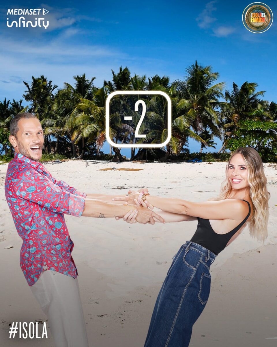 Galleria foto 'Verissimo: Ilary Blasi in total Denim e occhiali da sole, ironica e super sexy' - foto 2