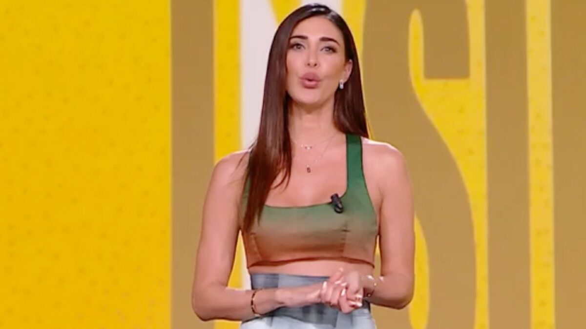 Belen Rodriguez, il ritorno a Le Iene dopo il Covid è stilosissimo: crop top e tie dye fanno subito tendenza!