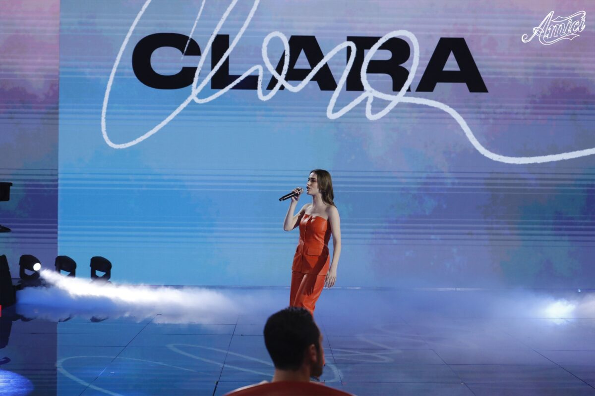 Galleria foto 'Maria De Filippi regina di Stile ad Amici: il Tailleur rosa è super chic!' - foto 2