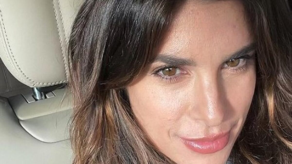 Elisabetta Canalis, il ritorno a Lavoro è super hot: il look Nude e Micro lascia senza fiato!