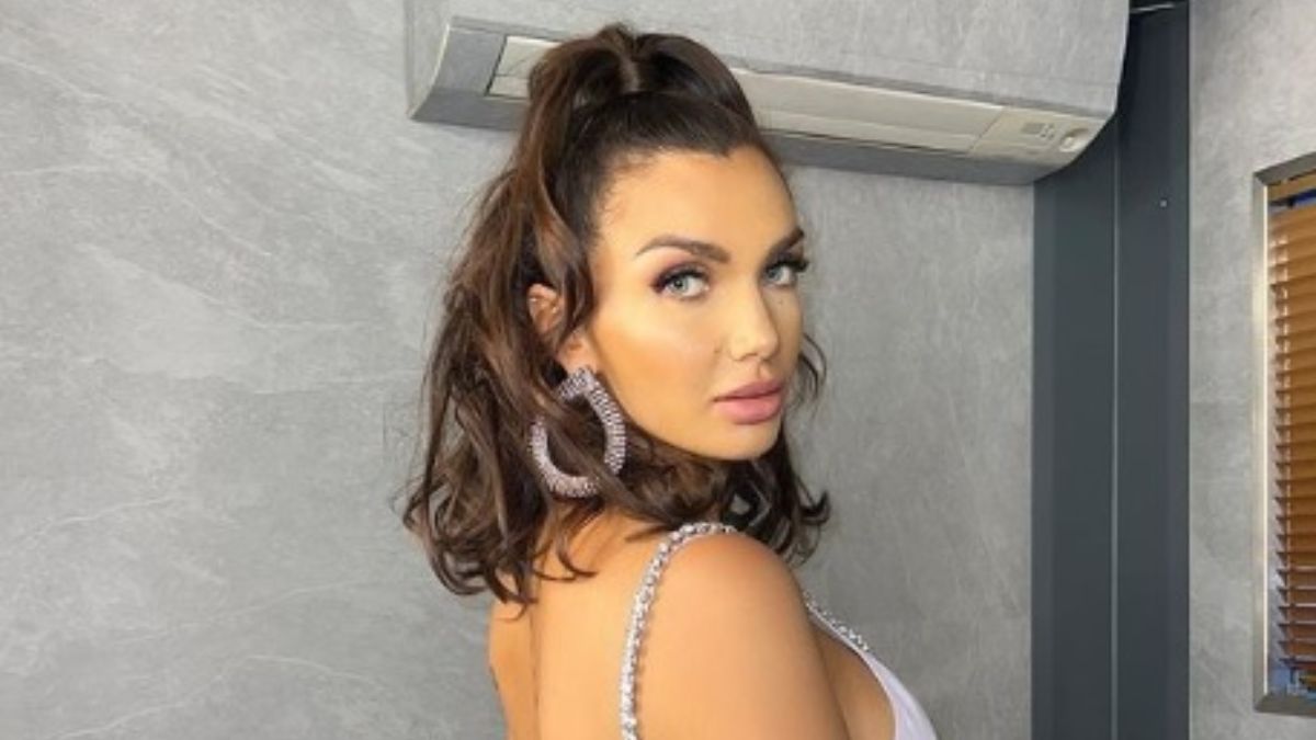 Elettra Lamborghini al naturale sui Social: vestaglietta e zero make up, la showgirl è un vero schianto!