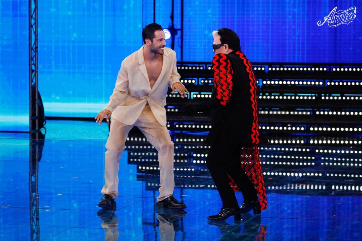 Galleria foto 'Maria De Filippi regina di Stile ad Amici: il Tailleur rosa è super chic!' - foto 1