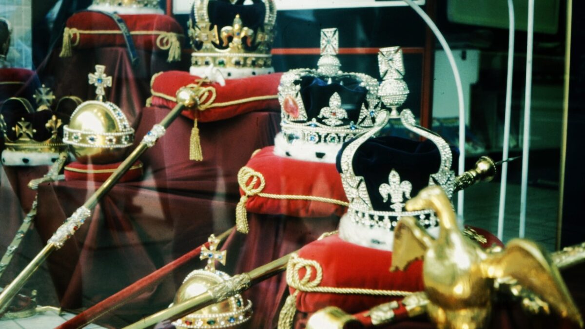 Il Dress code per l’incoronazione di Re Carlo rompe la Tradizione. Cambia Tutto!