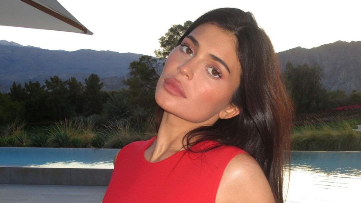 Kylie Jenner sorprende i fan con il nuovo hair look: è irriconoscibile!