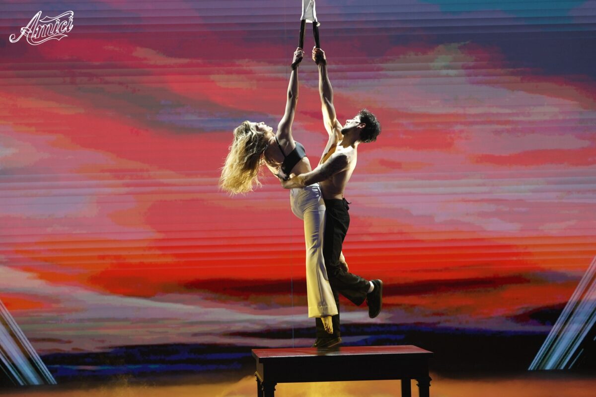 Galleria foto 'Maria De Filippi regina di Stile ad Amici: il Tailleur rosa è super chic!' - foto 5