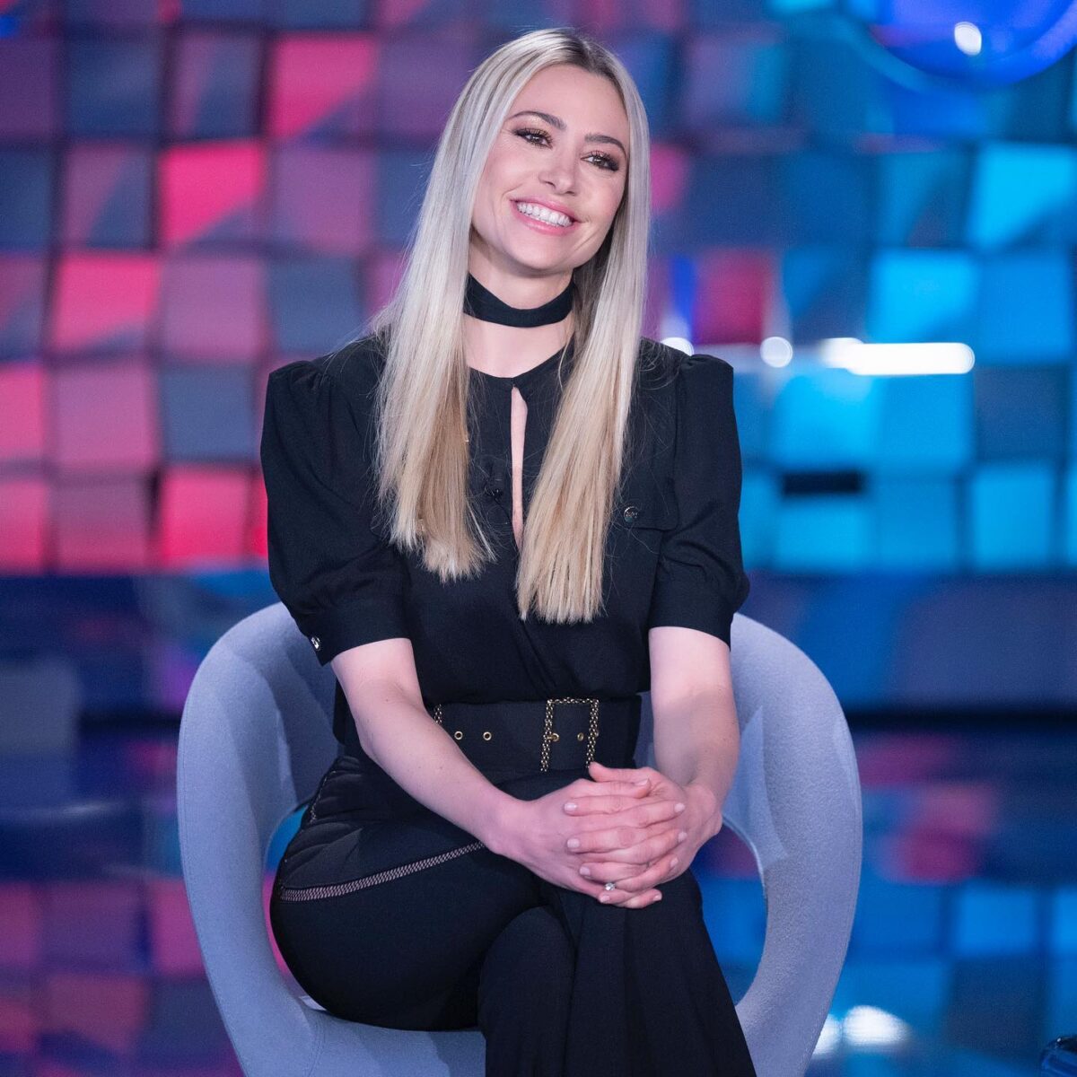 Galleria foto 'Verissimo, Martina Stella sexy in total black e pantaloni a zampa. Il look per il ritorno in tv è super trendy' - foto 1