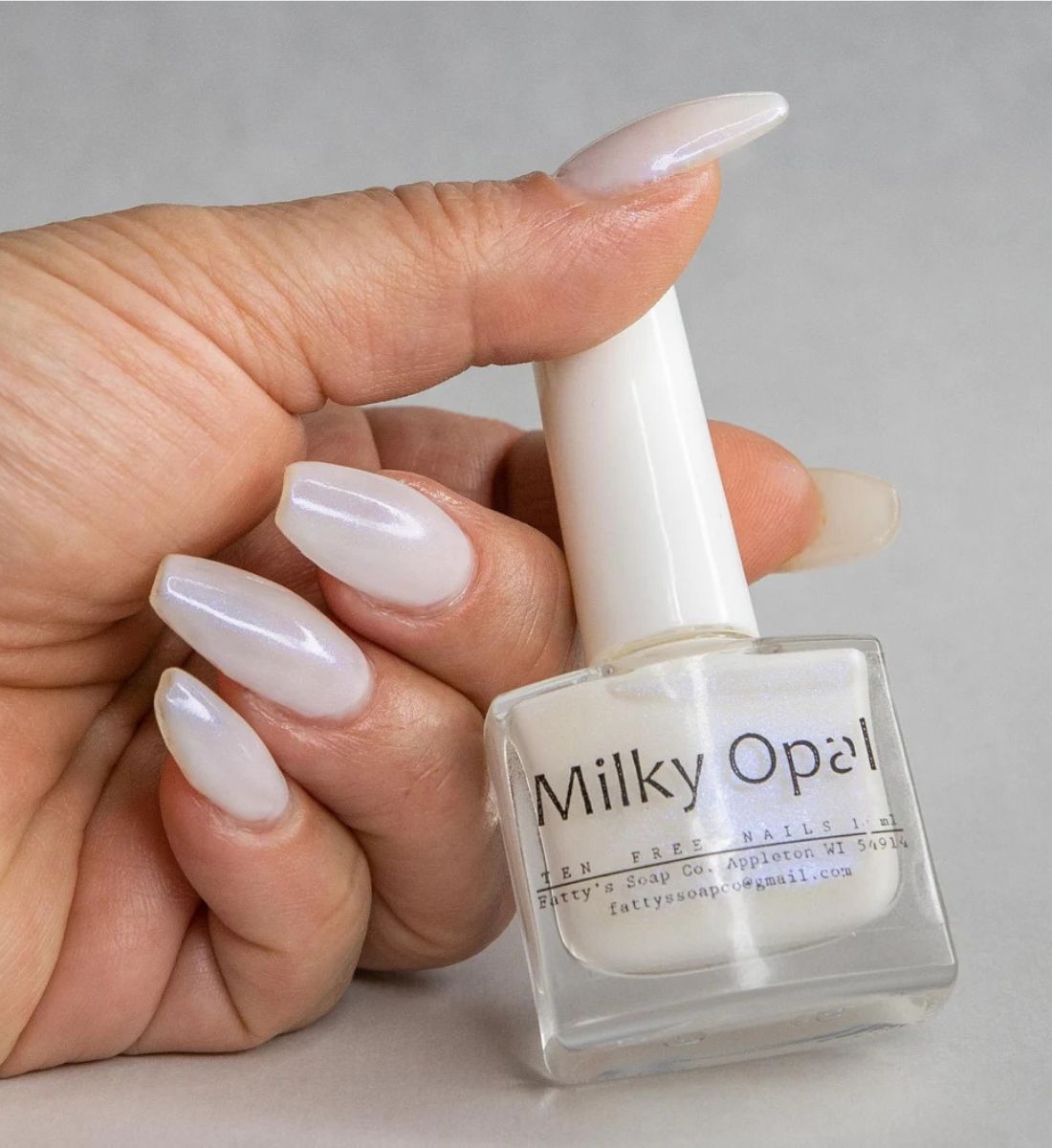 Galleria foto 'Milky Nails: i 7 migliori Smalti per realizzare una sofisticata manicure color Latte' - foto 6