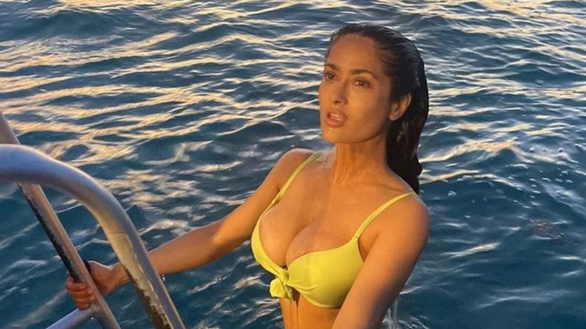 Salma Hayek incanta i fan con le foto in bikini. Che sexy!