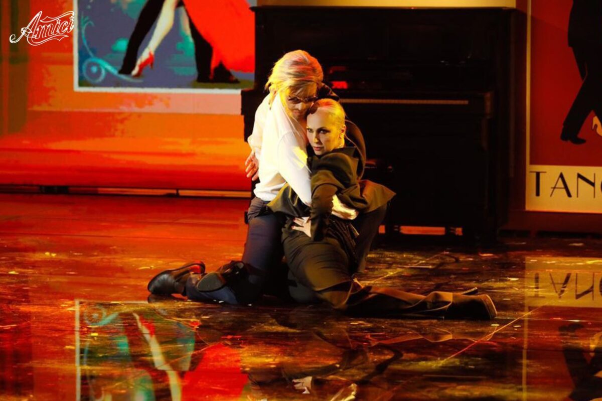 Galleria foto 'Maria De Filippi regina di Stile ad Amici: il Tailleur rosa è super chic!' - foto 4