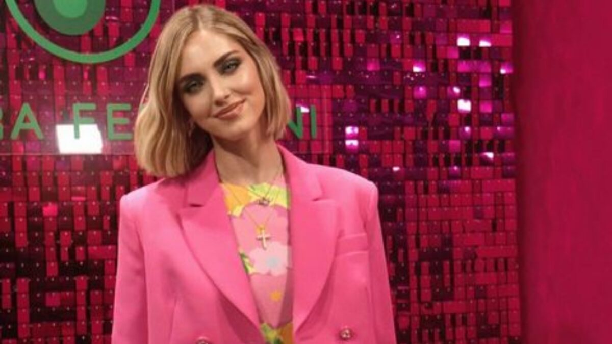 Chiara Ferragni, Business Woman in Rosa con la Tuta Pink Flowers del suo brand incanta Bologna!