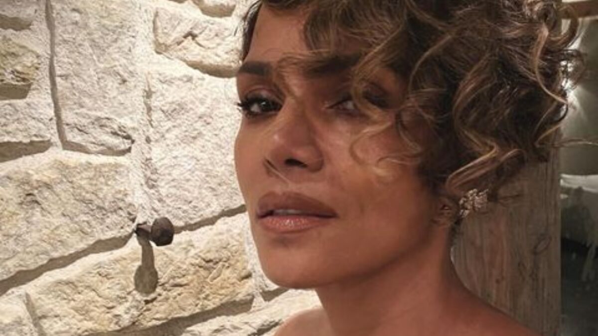 Halle Berry posa senza veli: pioggia di critiche, ma l’attrice zittisce tutti